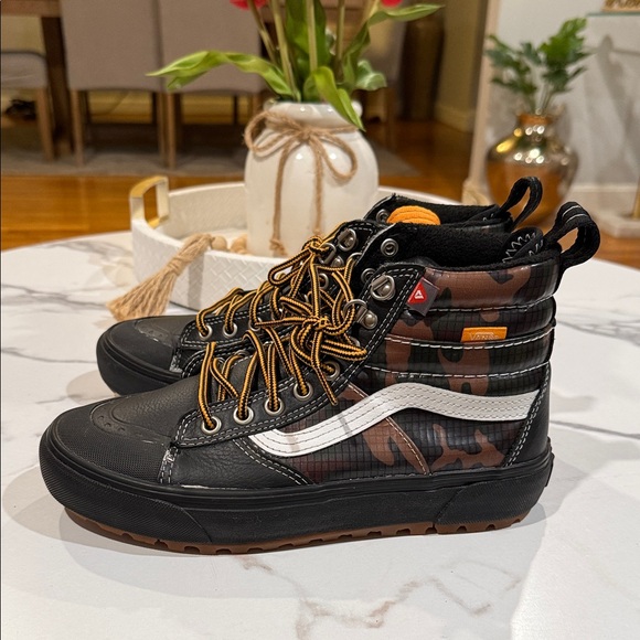 Vans unisex men size 6 and women’s size 7.5 Shoes in Black and Brown Camo